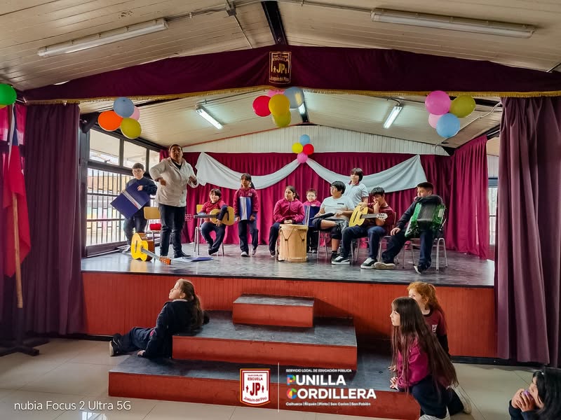¡La música se toma los pasillos de la Escuela Joaquín del Pino! 🎼✨  