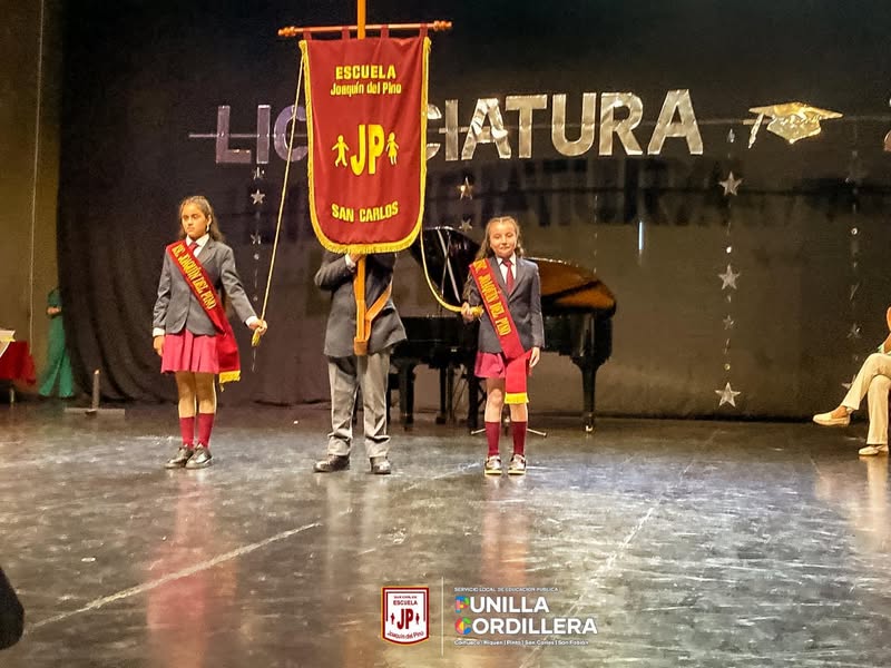 Estudiantes de octavo conmemoraron su licenciatura