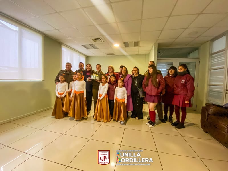 Visita a Carabineros en sus 98 años de vida.