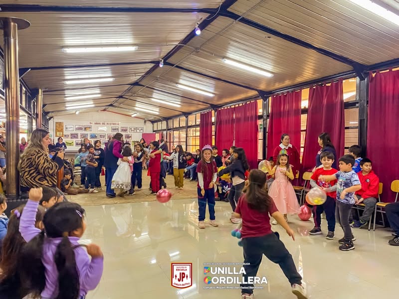 Celebración Día del Estudiante en Escuela Joaquín del Pino.