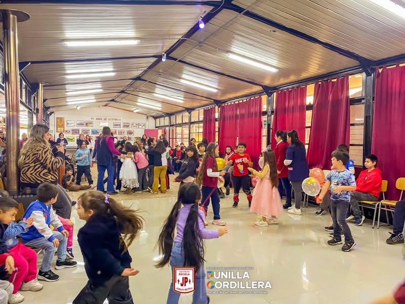 Celebración Día del Estudiante en Escuela Joaquín del Pino.
