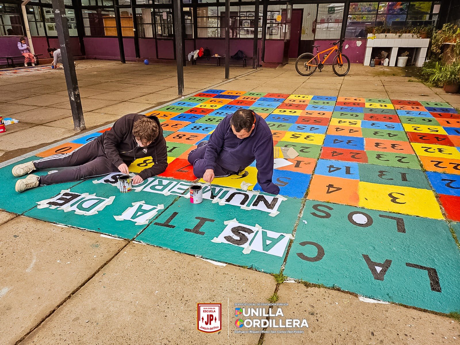 creación de juegos en el patio del colegio.